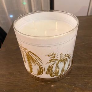 Bath and bodywork’s candle in white pumpkin